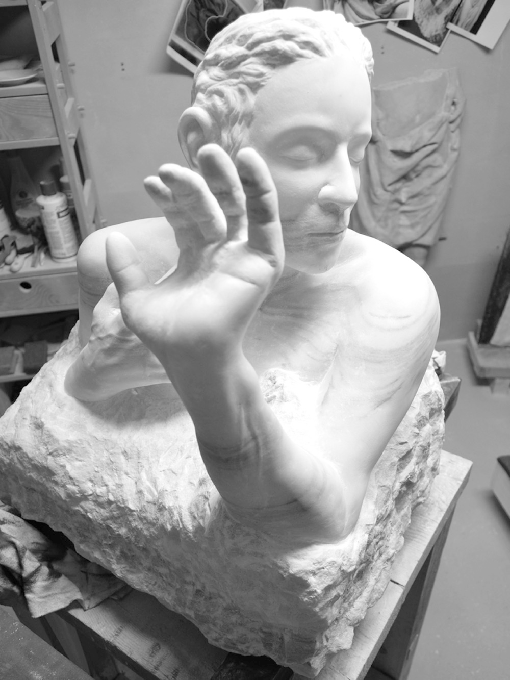 Skulptur im Atelier von Luzi Anderegg mit erhobener Hand